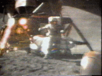 Exp�rience de Galil�e (chute des corps) sur la Lune par Dave Scott ; Marteau et Plume ; Galileo experiment on the moon, Falling bodies, Hammer and Feather