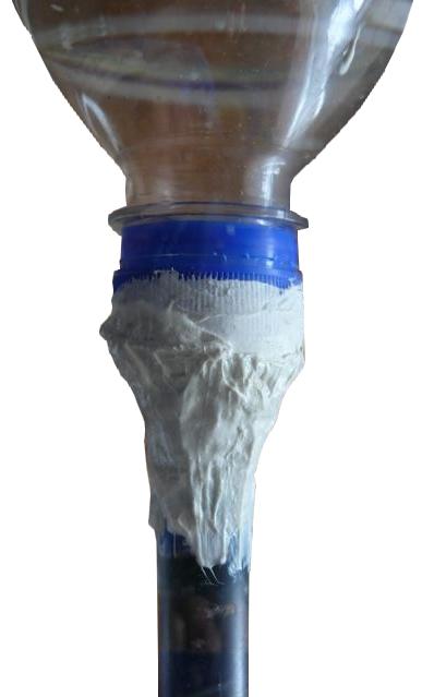 Collage au mastic polyur�thane de l'aqueduc sous le r�servoir